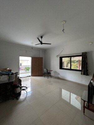 Room in 6 BHK Independent House at Manjalpur – for Sale