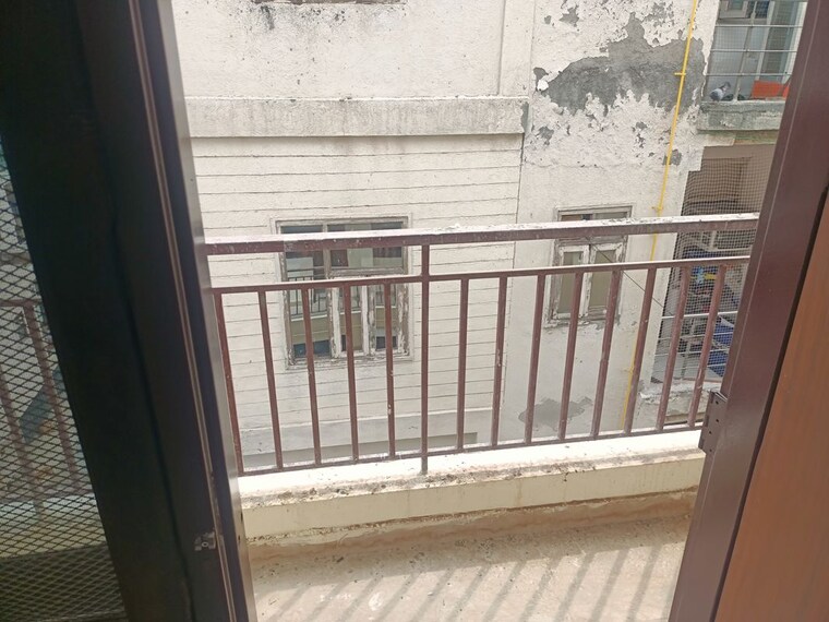 Balcony, pochanpur colony 2 Bedroom 70 Sq.Yd. Builder Floor In Pochanpur Colony Delhi 10196527
