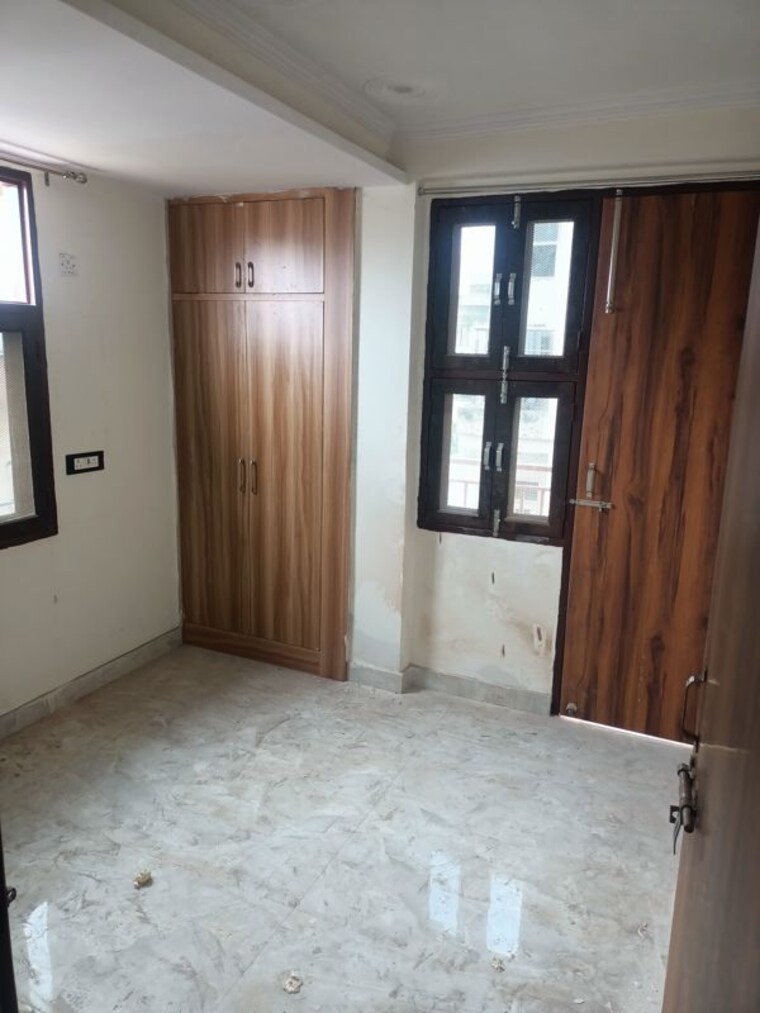 Room, pochanpur colony 2 Bedroom 70 Sq.Yd. Builder Floor In Pochanpur Colony Delhi 10196527