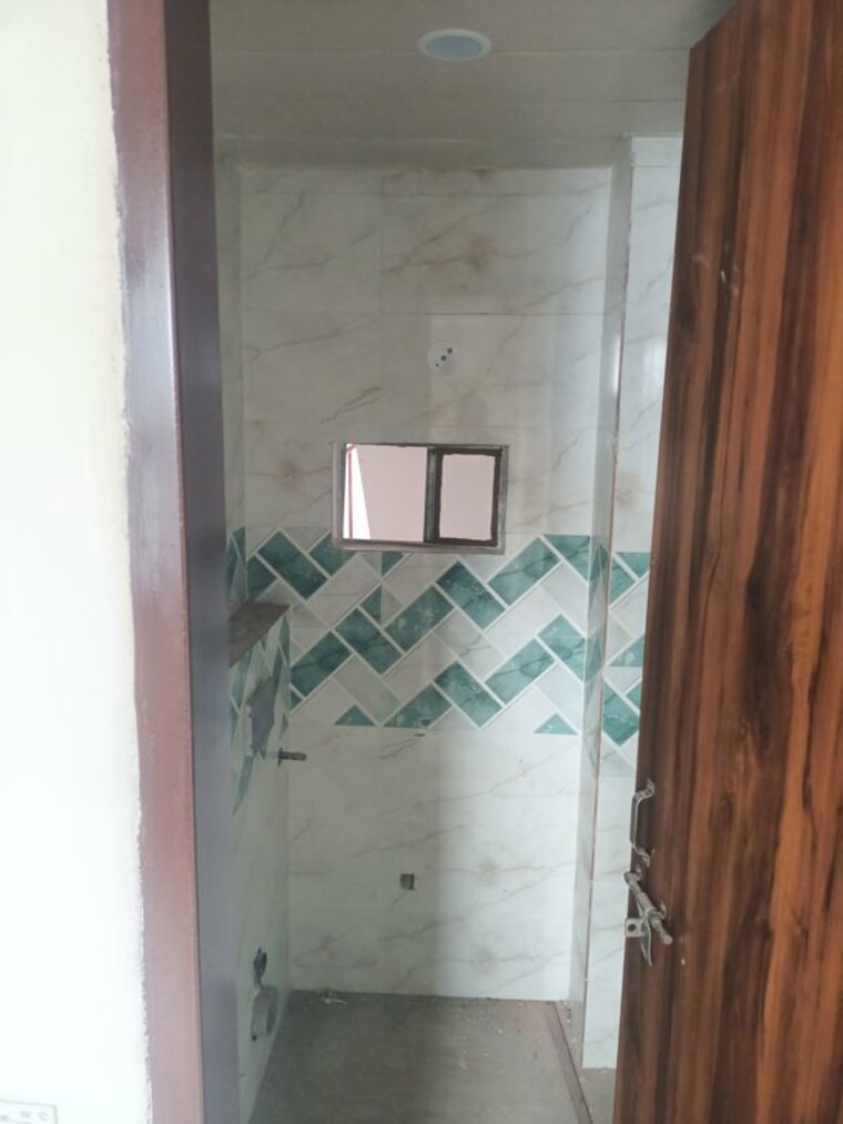 Bathroom, pochanpur colony 2 Bedroom 70 Sq.Yd. Builder Floor In Pochanpur Colony Delhi 10196527