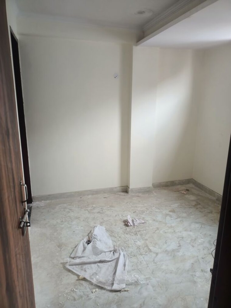 Room, pochanpur colony 2 Bedroom 70 Sq.Yd. Builder Floor In Pochanpur Colony Delhi 10196527