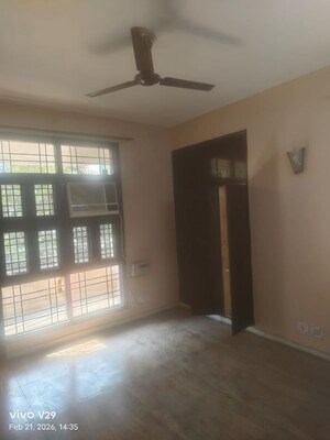 Room in 3 BHK Builder Floor at Dlf Phase iv – for Rent