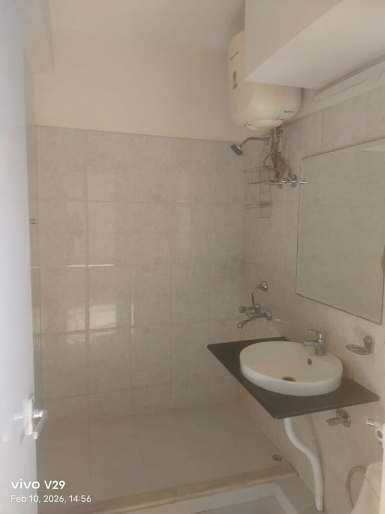 Bathroom, dlf phase iv 3 Bedroom 360 Sq.Yd. Builder Floor In Dlf Phase iv Gurgaon 10195667