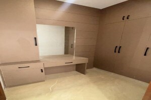 Room in 3 BHK Builder Floor at Dlf Phase iv – for Rent