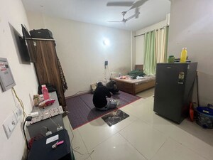 Room in 3 BHK Builder Floor at Dlf Phase iv – for Rent