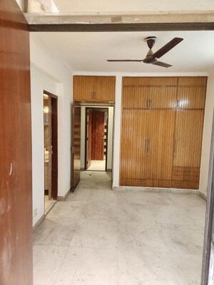 Room in 3 BHK Builder Floor at Dlf Phase iv – for Rent
