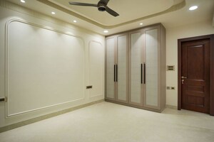 Room in 3 BHK Builder Floor at Dlf Phase iv – for Rent