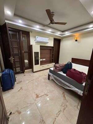 Bedroom in 3 BHK Builder Floor at Dlf Phase iv – for Rent