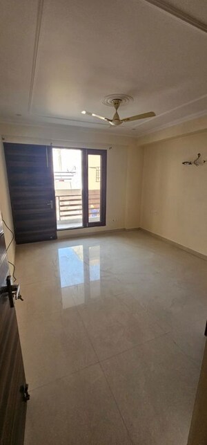 Room in 3 BHK Builder Floor at Sector 23 – for Rent