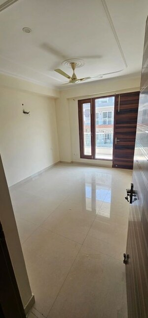 Room in 3 BHK Builder Floor at Sector 23 – for Rent
