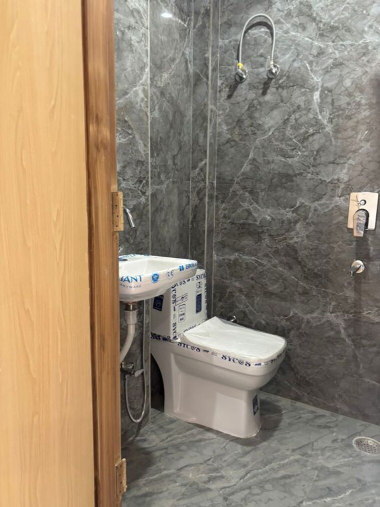 Bathroom, smart-world-orchard 3 Bedroom 1680 Sq.Ft. Apartment In Sector 61 Gurgaon 10196819