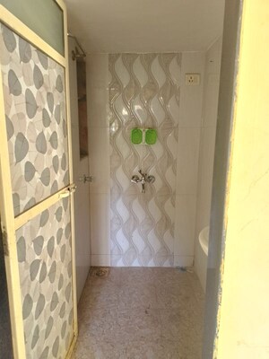 Room in 1 BHK Apartment at Navkar Building, Nalasopara West – for Rent