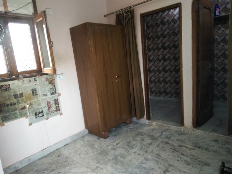 Room, outram lines 1.5 Bedroom 720 Sq.Ft. Builder Floor In Outram Lines Delhi 10197404