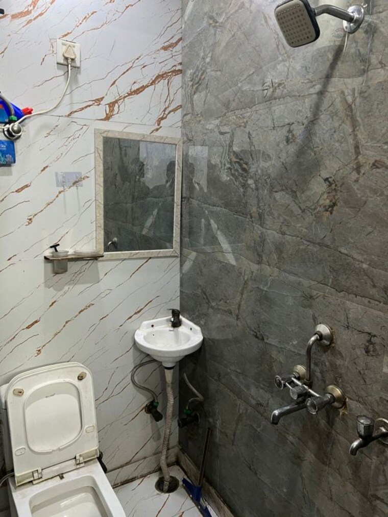 Bathroom, outram lines Studio 720 Sq.Ft. Builder Floor In Outram Lines Delhi 10197475