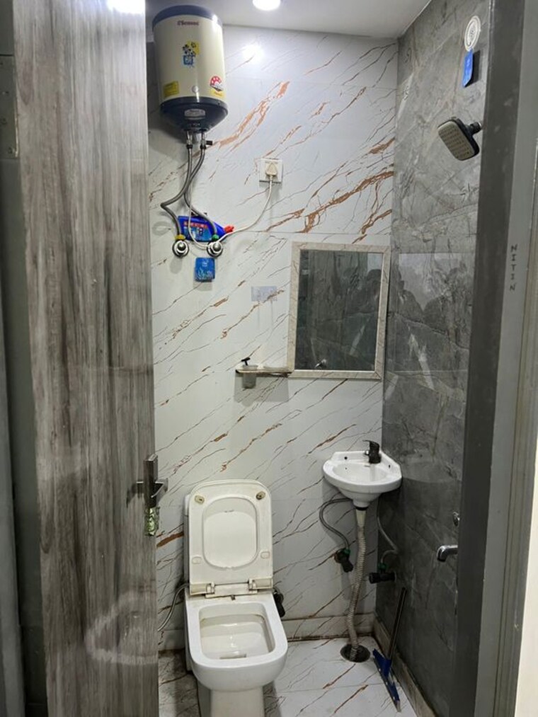 Bathroom, outram lines Studio 720 Sq.Ft. Builder Floor In Outram Lines Delhi 10197475
