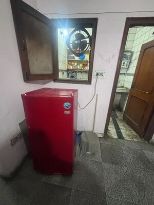 Furnished Amenities in 1 BHK Builder Floor at Outram Lines – for Rent