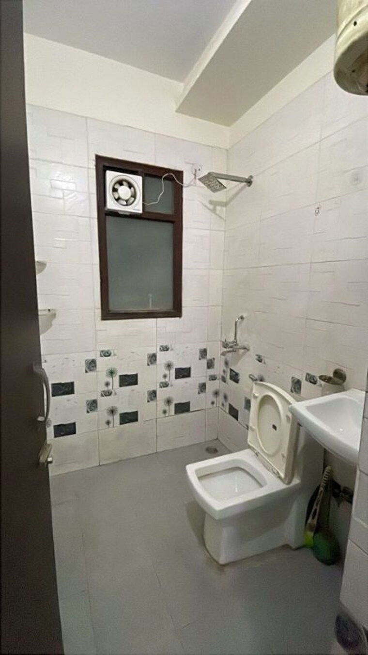 Bathroom, vipul-square 1 Bedroom 660 Sq.Ft. Builder Floor In Sushant Lok I Gurgaon 10197554