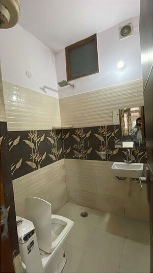 Attached Bathroom in 1 BHK Builder Floor at Vipul Square, Sushant Lok I – for Rent