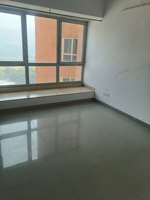 Room in 3.5 BHK Apartment at Omkar Alta Monte, Malad East – for Rent