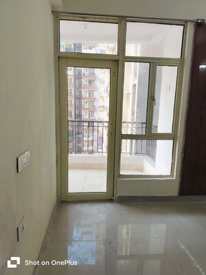 Room in 2 BHK Apartment at Amrapali Golf Homes, Sector 4 Greater Noida – for Rent