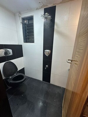 Attached Bathroom in 3 BHK Apartment at Mumbai Central Suburbs – for Rent