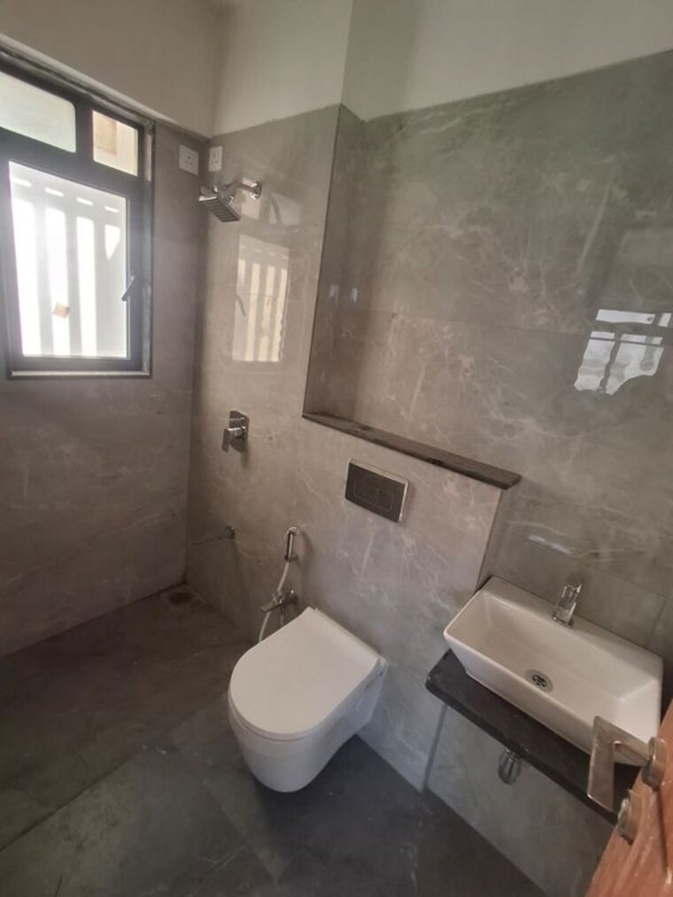 Bathroom, gurukripa-building 1 Bedroom 552 Sq.Ft. Apartment In Chembur Mumbai 10198317