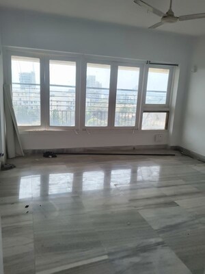 Room in 4 BHK Apartment at Sanjeev Enclave, Andheri West – for Rent