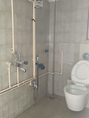 Bathroom in 4 BHK Apartment at Sanjeev Enclave, Andheri West – for Rent