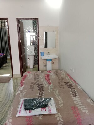Room in 1.5 BHK Builder Floor at Ansals Sushant City – for Rent