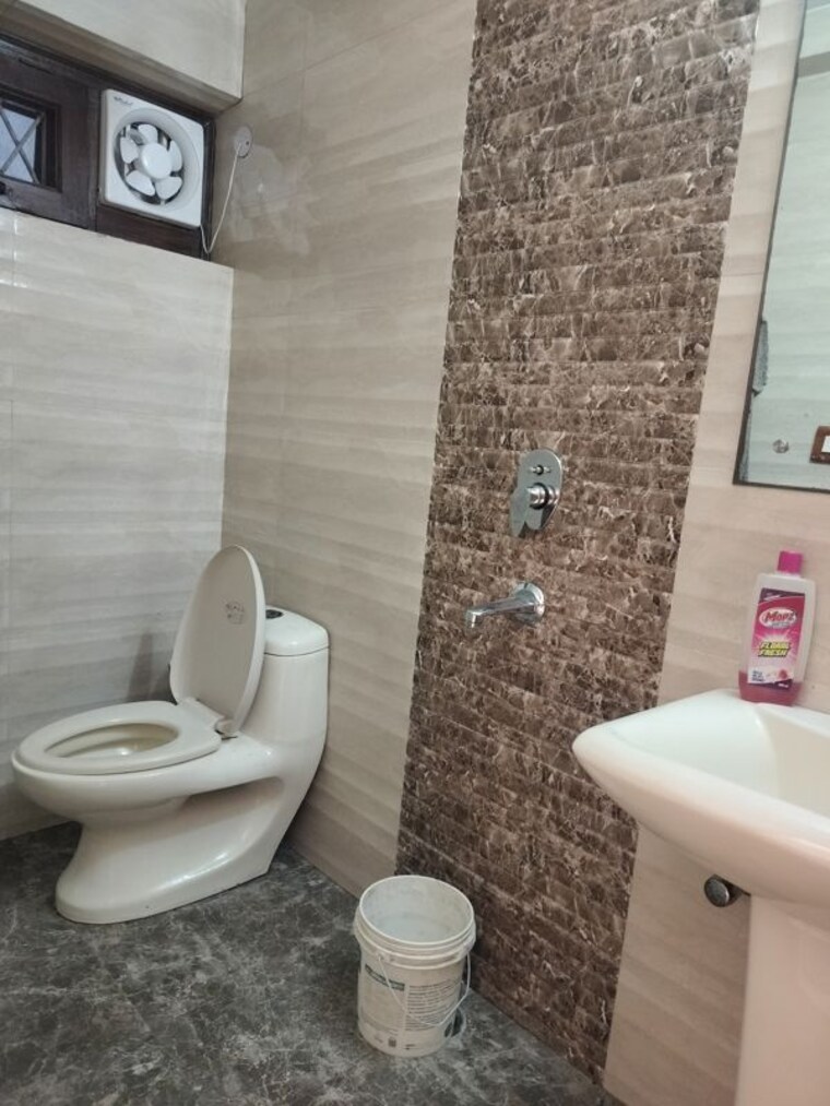 Bathroom, vasant kunj 1 Bedroom 700 Sq.Ft. Apartment In Vasant Kunj Delhi 10198983
