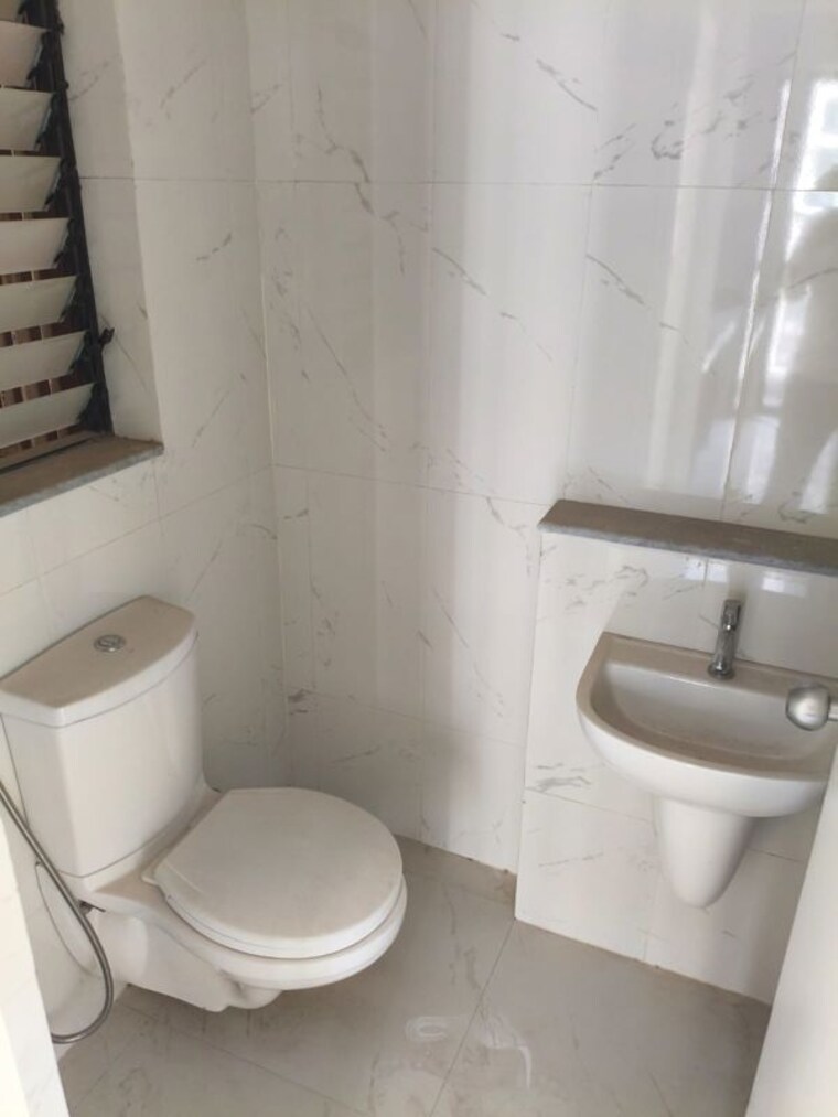 Bathroom, runwal-gardens-phase-2 1.5 Bedroom 696 Sq.Ft. Apartment In Dombivli East Thane 10199235