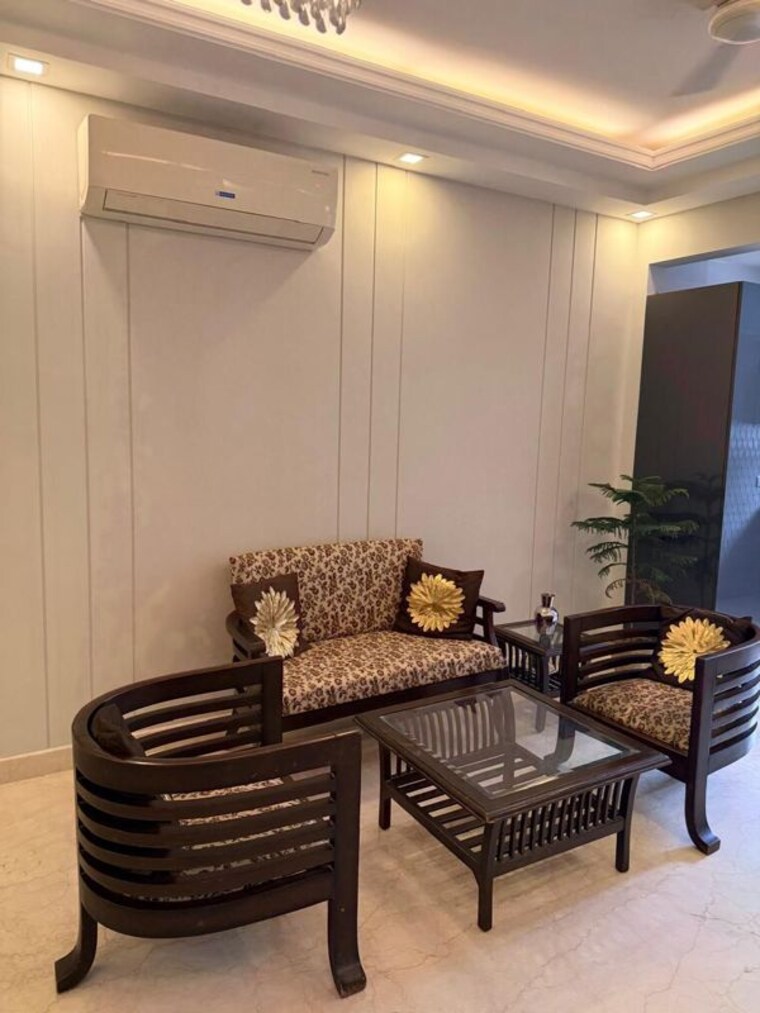 Living Room, east of kailash 3 Bedroom 1200 Sq.Ft. Builder Floor In East Of Kailash Delhi 10199305