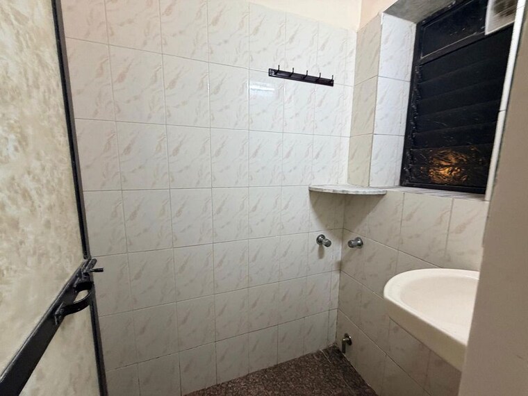 Bathroom, khar west 2 Bedroom 750 Sq.Ft. Apartment In Khar West Mumbai 10199260