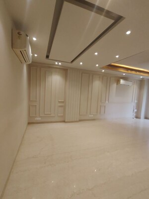 Room in 3 BHK Builder Floor at Gupta Awas, Sector 43 – for Rent