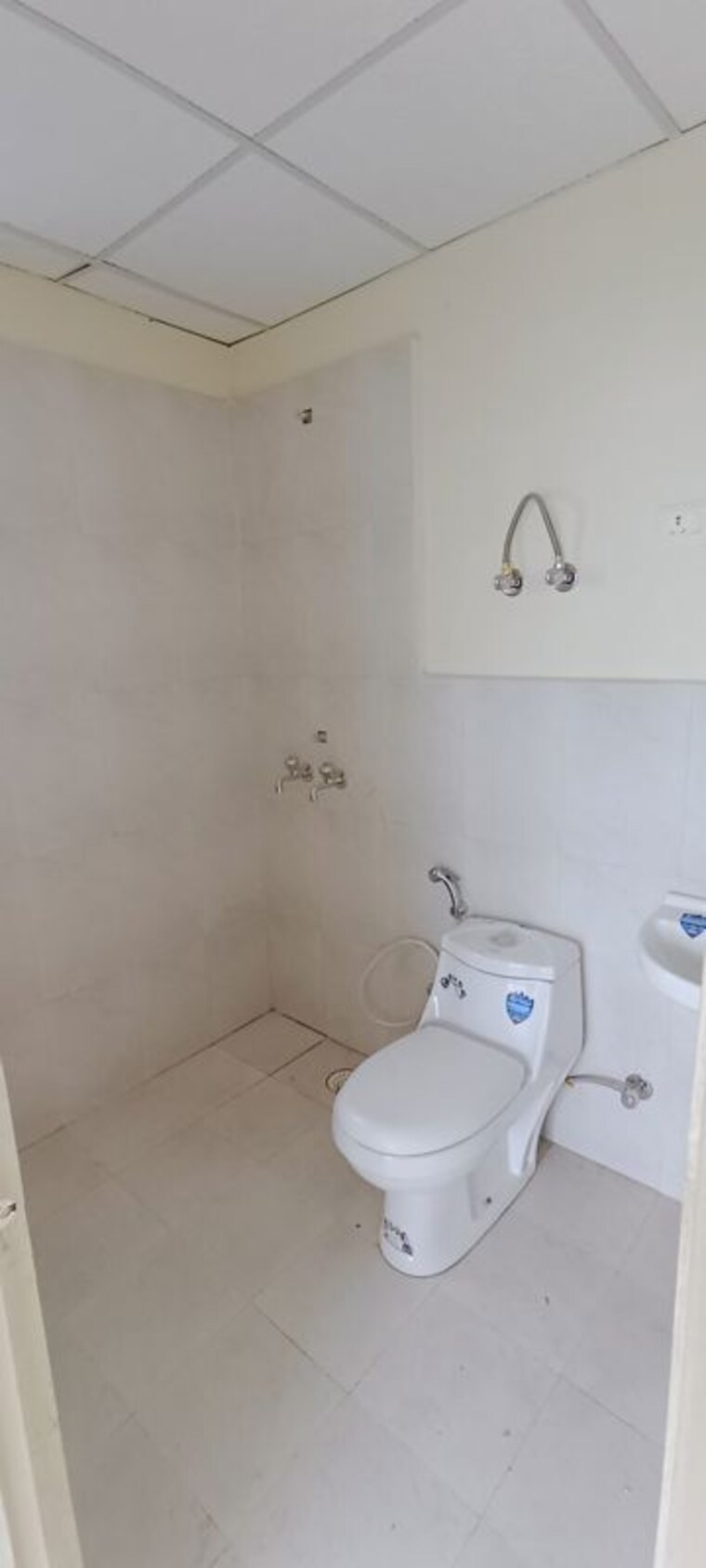 Bathroom, shapoorji-pallonji-joyville-gurgaon 2 Bedroom 915 Sq.Ft. Apartment In Sector 102 Gurgaon 10199247