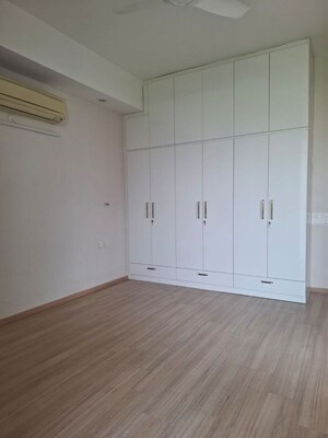 Room in 3.5 BHK Apartment at Ireo Victory Valley, Sector 67 – for Sale