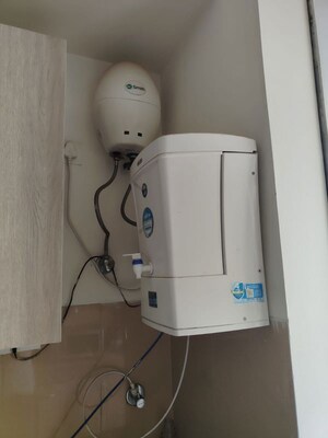 Furnished Amenities in 3 BHK Apartment at Emaar Emerald Estate, Sector 65 – for Rent