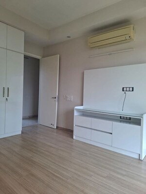 Room in 4 BHK Apartment at Ireo Victory Valley, Sector 67 – for Sale