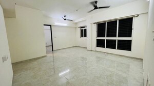 Room in 3 BHK Apartment at Lodha Amara, Kolshet Road – for Rent