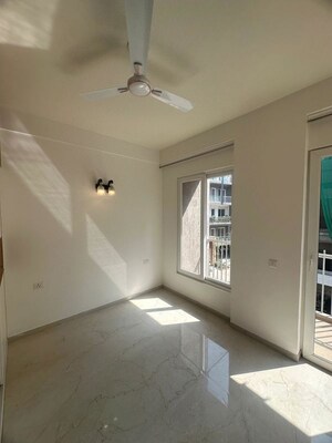 Room in 3 BHK Builder Floor at Smart World Orchard, Sector 61 – for Rent