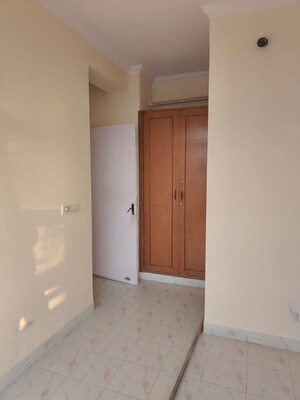 Room in 3 BHK Apartment at Ansal Sushant Estate, Sector 52 – for Rent