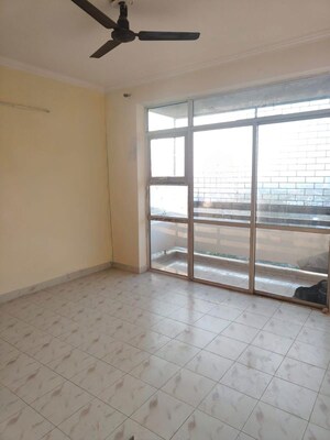 Room in 3 BHK Apartment at Ansal Sushant Estate, Sector 52 – for Rent