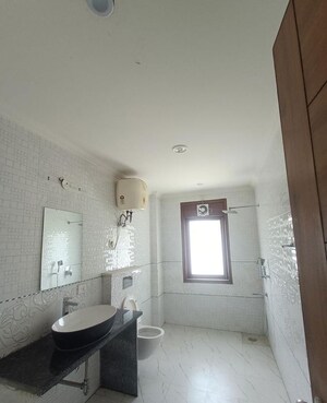 Building Lobby in 3 BHK Builder Floor at ROF Portico, Sector 43 – for Rent