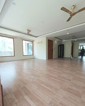 Room in 3 BHK Builder Floor at ROF Portico, Sector 43 – for Rent