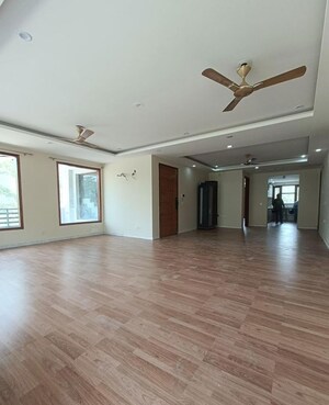 Room in 3 BHK Builder Floor at ROF Portico, Sector 43 – for Rent