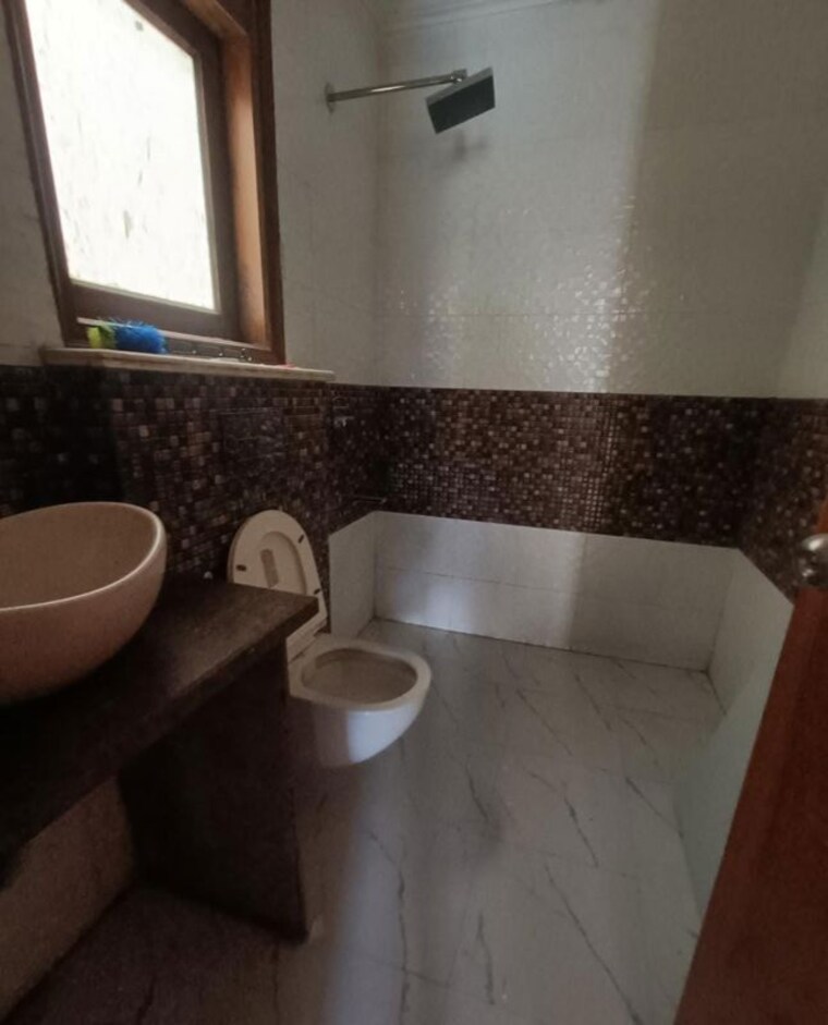 Bathroom, rof-portico 3 Bedroom 342 Sq.Yd. Builder Floor In Sector 43 Gurgaon 10199809