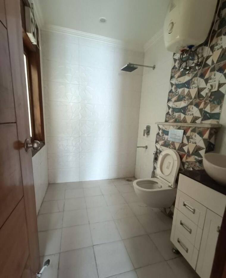Bathroom, rof-portico 3 Bedroom 342 Sq.Yd. Builder Floor In Sector 43 Gurgaon 10199809