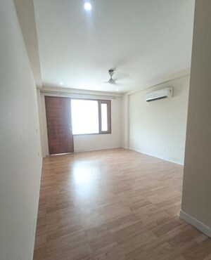 Room in 3 BHK Builder Floor at ROF Portico, Sector 43 – for Rent