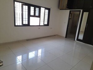 Room in 5 BHK Apartment at Banjara Hills – for Rent