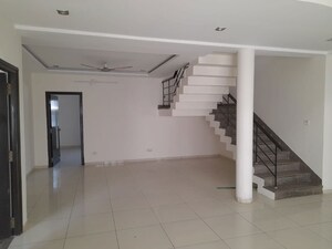 Room in 5 BHK Apartment at Banjara Hills – for Rent